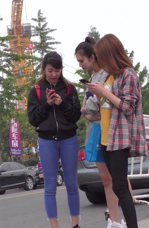 等车的紧身蓝牛双肩包靓丽美女