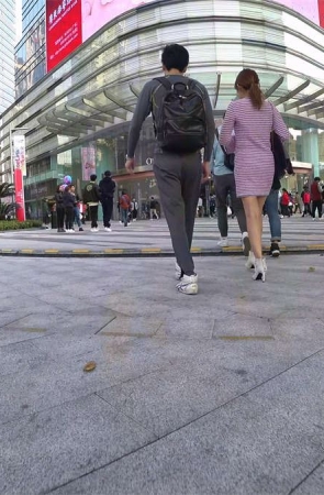 连衣裙白色高跟鞋美女过马路