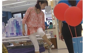 诱人玉足美少妇，各种鞋子试了个遍。