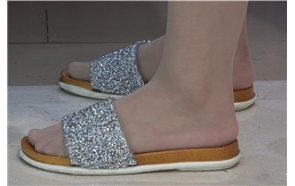 4k-碎花连衣裙美足凉拖街拍丝袜