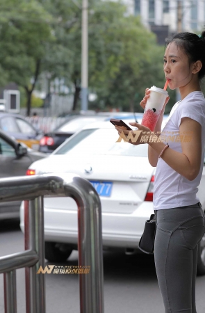 清纯奶茶妹，紧致蜜桃裤