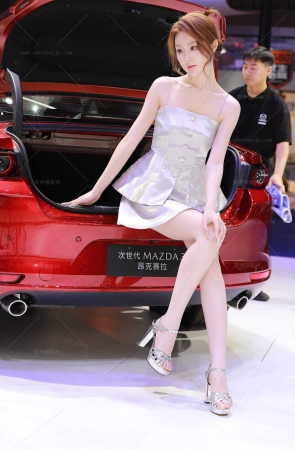 少妇发型大长腿车模【套图➕单反视频】 10P