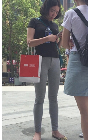 灰裤短发小姐姐