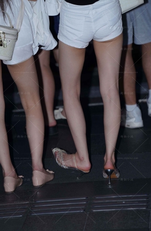 街拍美腿白热裤凉高跟小姐姐