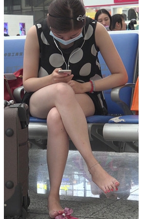 玩手机的美足妹子