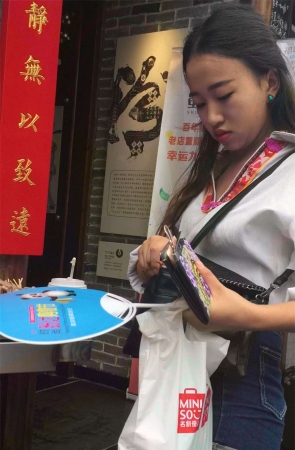 白衬衫高腰牛仔热裤饱满三角区极品美女