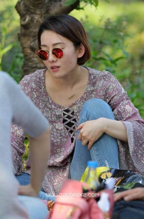 气质墨镜女玩牌