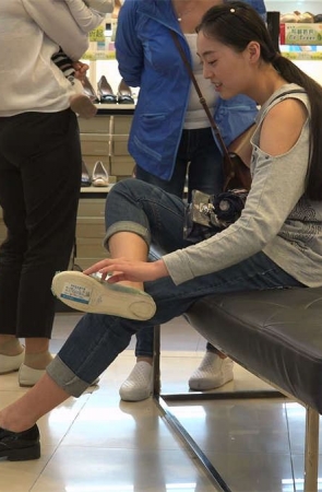 高挑苗条骨感少女试鞋