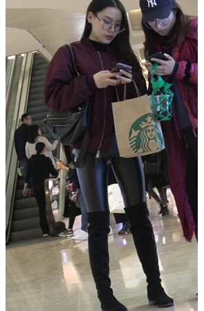 漂亮的黑丝紧身皮裤高靴妹子