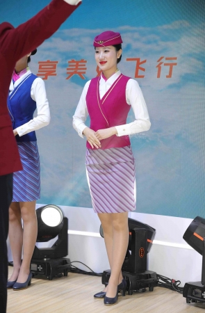 【街拍心灵】空姐超薄街拍肉丝高跟制服笑容甜美