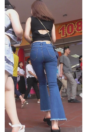 紧身牛仔喇叭裤美女
