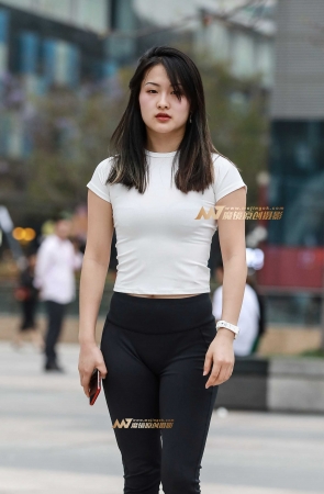 这身材曲线真好，翘臀美眉