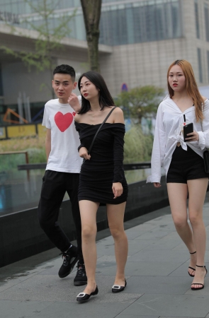 两个漂亮的妹子