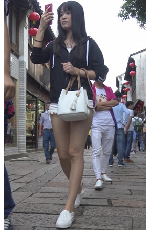 白色热裤月牙美女