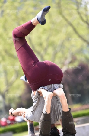 双腿托举后弯，高难度