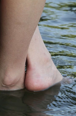 No144 窈窕女孩河边沐足