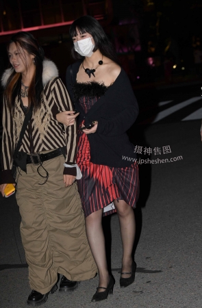 22925+40上海夜拍，轻熟黑丝 12P