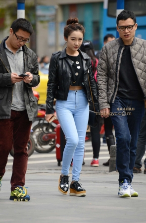 漂亮的蓝牛妹子—-（14P）