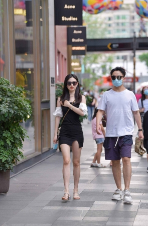 街拍抹胸短裙墨镜美女