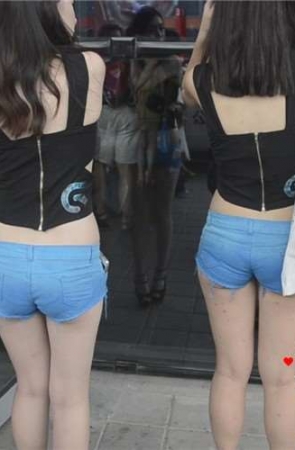 chinajoy展会现场外的翘臀美腿紧身热裤女孩们。