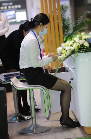 【街拍心灵】售楼处黑丝街拍制服高跟小姐姐