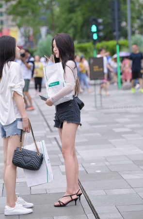 身材匀称的养眼美妞