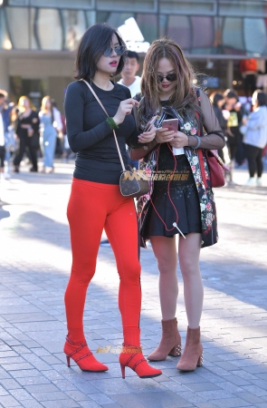 性感红色高跟鞋紧身裤少妇