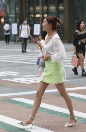 诱惑肉丝街拍高跟shaofu