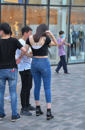 牛仔紧身丰腴女孩