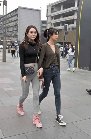 街拍粉色运动鞋弹力裤美眉