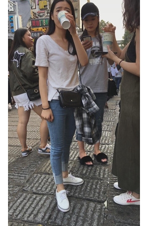 漂亮的牛仔妹子