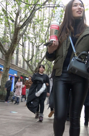 紧身皮裤运动鞋美女