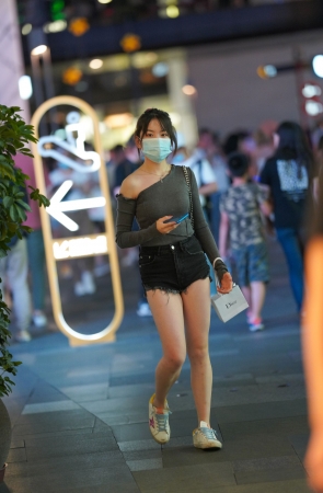 一个人逛街的热裤女孩