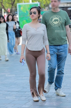 棕色紧身裤女友