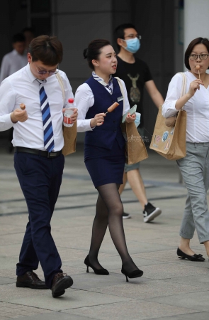 【街拍心灵】汽车销shou街拍黑丝高跟制服下班