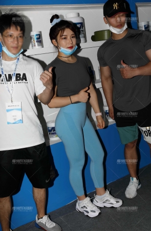 爱自拍的蓝色紧身裤美女