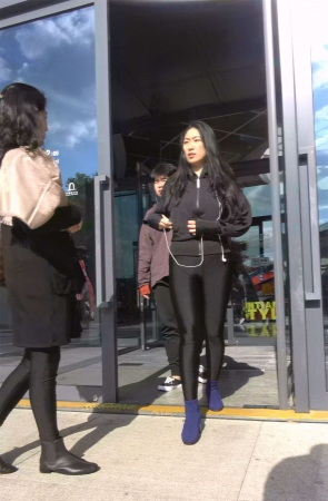 黑色紧身弹力裤短靴美女