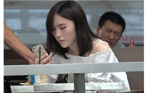 4K – 超级美颜凉鞋美足小姐姐 [1.62 GB]