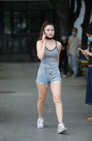 丰满热裤小姐姐