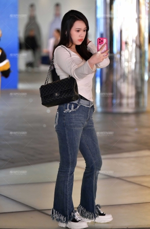 喜欢自拍牛仔裤美女