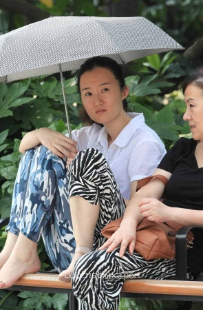 长椅上休息的玉足女子