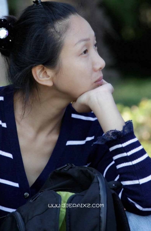 街拍短丝少妇，若有所思的样子