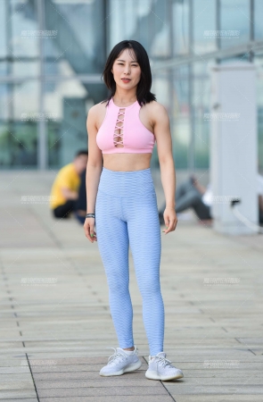 丰满性感的健身女士