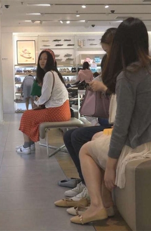 鞋店两位美女试鞋子的场景