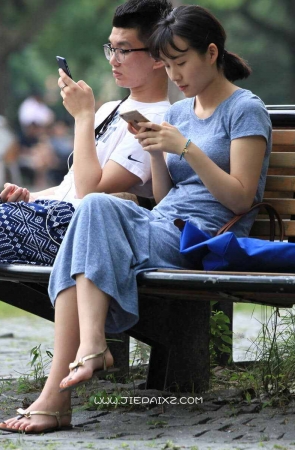 街拍长椅上的清秀女孩