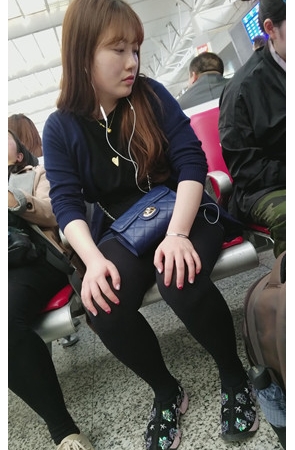 听歌的黑丝妹子