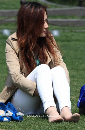 街拍白裤短丝气质MM