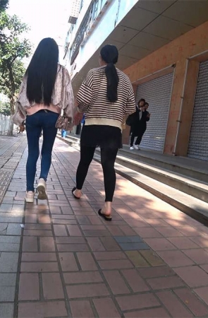 圆润紧身牛仔裤美眉