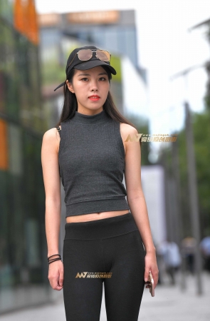 身材性感的紧身裤美女