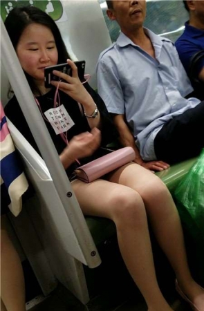 4K – 靠近点、再靠近点拍摄小美女的诱人丝袜